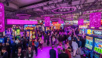 Die Sehnsucht nach Vertrautem: Warum Nostalgie 2026 den Gaming-Markt dominiert In einer Welt, die sich technologisch immer schneller dreht, beobachten wir im Jahr 2026 ein faszinierendes Paradoxon: Je fortschrittlicher unsere Möglichkeiten werden, desto stärker sehnen wir uns nach den Symbolen und Mechaniken der Vergangenheit. Die "Retro-Welle" hat sich von einem Nischentrend zu einem der mächtigsten Markentreiber der digitalen Unterhaltungsindustrie entwickelt. Besonders in Deutschland erzielen Remaster und Revivals klassischer Spielemarken derzeit die höchsten Engagement-Raten. Es ist die Suche nach dem "digitalen Safe Space" – jenen vertrauten Grafiken, Sounds und Spielprinzipien, die uns an eine vermeintlich einfachere Zeit erinnern. Plattformen, die diese emotionale Brücke schlagen, gewinnen das Vertrauen der kaufkräftigen Zielgruppe 35+. Ein herausragendes Beispiel für diese Entwicklung ist das Yep casino, das verstanden hat, dass die Integration klassischer Ästhetik in eine hochmoderne Infrastruktur den Nerv der Zeit trifft. Indem vertraute Fruchtsymbole oder die typischen Klänge alter mechanischer Automaten mit der Geschwindigkeit und Sicherheit moderner Software kombiniert werden, entsteht ein hybrides Erlebnis. Der Nutzer erhält die Verlässlichkeit von heute, verpackt in die emotionale Hülle von gestern. Die Psychologie der Nostalgie: Mehr als nur Erinnerung Warum funktionieren Remaster im Jahr 2026 so viel besser als viele innovative Neuentwicklungen? Die Antwort liegt tief in der Funktionsweise unseres Gehirns und unserer emotionalen Architektur verwurzelt. Nostalgie wirkt in einer hyperdigitalisierten Gesellschaft wie ein emotionaler Anker, der akuten Stress reduziert und ein tiefes Gefühl von Kontinuität sowie persönlicher Identität vermittelt. Es ist kein passives Erinnern, sondern ein aktiver Schutzmechanismus gegen die "Zukunftsangst" und die Reizüberflutung des modernen Alltags. Neurologische Belohnung und Mustererkennung Auf neurologischer Ebene lösen vertraute Reize – wie das spezifische Piepen eines 8-Bit-Sounds oder die grobkörnige Textur eines digitalisierten Filz-Hintergrunds – sofortige Reaktionen im Belohnungszentrum aus. Das Gehirn muss bei bekannten Mustern weniger Energie für die Verarbeitung aufwenden ("Cognitive Ease"). Im Gegensatz zu völlig neuen Spielwelten, die erst mühsam erlernt werden müssen, schaltet das Gehirn bei einem Klassiker-Revival sofort in den Genussmodus. Diese Freisetzung von Dopamin erfolgt hier nicht nur durch den Spielerfolg selbst, sondern bereits durch den Akt des Erkennens. Der "Glow"-Effekt und die rosarote Brille der Biometrie Die heutige Kernzielgruppe der über 35-Jährigen ist mit den ersten digitalen Gehversuchen und den klassischen Spielhallen-Designs aufgewachsen. Für diese Spieler ist Gaming nicht nur Zeitvertreib, sondern ein Teil ihrer biografischen Erzählung. Ein Revival einer alten Marke löst den sogenannten "Glow"-Effekt aus: Positive Emotionen aus der Jugend werden unbewusst auf das aktuelle Produkt projiziert. In der Psychologie spricht man hier von der "Rosy Retrospection" – wir erinnern uns an die spielerischen Erfahrungen der Vergangenheit oft intensiver und schöner, als sie technisch tatsächlich waren. Moderne Remaster nutzen diesen Effekt, indem sie das Spielgefühl von damals technisch so perfektionieren, dass es der idealisierten Erinnerung des Nutzers entspricht, anstatt nur das alte Produkt zu kopieren. Kognitive Entlastung: Mechanik vor Komplexität Ein entscheidender Grund für den Erfolg der Klassiker im Jahr 2026 ist die wachsende "Entscheidungsmüdigkeit" (Decision Fatigue). Während moderne High-End-Spiele oft durch überladene Menüs, endlose Skill-Trees und komplexe Fortschrittssysteme abschrecken, punkten die Klassiker durch ihre radikale Einfachheit. Die "Erlernbarkeit" ist bei Revivals bereits im Langzeitgedächtnis verankert. Ein Spieler weiß intuitiv, was zu tun ist, wenn er ein Remaster eines Klassikers öffnet. Diese kognitive Entlastung ist in einer Welt, die uns täglich tausende Entscheidungen abverlangt, ein unschätzbarer Wettbewerbsvorteil. Der Klassiker bietet eine klare Struktur und ein sofortiges Feedback-Loop-System, das dem Nutzer das Gefühl von Kompetenz und Kontrolle zurückgibt, ohne ihn mental zu erschöpfen. Der Vergleich: Klassik vs. Moderne im Engagement-Check Um die Effektivität von Nostalgie-Marketing zu verstehen, lohnt ein Blick auf die Performance-Daten. Die folgende Übersicht verdeutlicht, warum Anbieter 2026 massiv in die Wiederbelebung alter Lizenzen investieren, anstatt das Rad jedes Mal neu zu erfinden. Strategische Gegenüberstellung der Spiele-Generationen In der nachfolgenden Analyse betrachten wir die Kernfaktoren, die den Erfolg von Revivals gegenüber rein innovativen Titeln im aktuellen Marktumfeld definieren. Während Innovation für das langfristige Wachstum wichtig bleibt, sind es die Klassiker, die für die kurzfristige Stabilität und hohe Nutzerbindung sorgen. Feature / Metrik Innovative Neuerscheinung (2026) Remaster / Revival (Klassiker) Onboarding-Zeit Hoch (Tutorials notwendig) Minimal (Intuitiv bekannt) Abbruchrate (Churn) Mittel bis Hoch Sehr niedrig Emotionale Bindung Muss erst aufgebaut werden Sofort vorhanden Engagement-Rate Peak bei Release, dann Abfall Konstante Langzeit-Interaktion Sound & Visuals Hyper-Realismus / AR Stilistischer Retro-Charme Zusammenfassend lässt sich festhalten, dass Remaster eine deutlich höhere Effizienz in der Nutzerakquise und -bindung aufweisen, da sie auf einem bereits existierenden Fundament aus Vertrauen und positiven Emotionen aufbauen. Technische Umsetzung: Alter Wein in neuen Schläuchen? Ein erfolgreiches Revival im Jahr 2026 bedeutet nicht, alte Software einfach eins zu eins zu kopieren. Es geht um die "Veredelung" der Vergangenheit mit der Technologie der Gegenwart. Grafisches Upcycling und KI-Veredelung Moderne Remaster nutzen fortschrittliche GANs (Generative Adversarial Networks), um die Ästhetik von Pixel-Art oder frühen 3D-Modellen beizubehalten, sie aber auf 4K- oder 8K-Displays knackscharf darzustellen. Hierbei wird nicht einfach nur die Auflösung skaliert; die KI interpretiert die ursprüngliche künstlerische Absicht und fügt Details hinzu, die früher aufgrund technischer Limits nicht darstellbar waren. Das Ergebnis ist eine Optik, die sich so anfühlt, wie wir sie in unserer Erinnerung abgespeichert haben – brillant, farbecht und flüssig –, ohne den grobkörnigen "Dirty-Look" alter Röhrenmonitore. Der visuelle Charme bleibt erhalten, während die Augenbelastung durch adaptive Bildwiederholraten massiv sinkt. Mobile-First Optimierung und haptisches Erbe Viele Klassiker wurden ursprünglich für stationäre Geräte mit physischen Knöpfen und Joysticks entwickelt. Das Revival 2026 zeichnet sich dadurch aus, dass die alten Mechaniken radikal für die "Ein-Hand-Bedienung" auf dem Smartphone optimiert wurden. Dabei kommen dynamische Touch-Zonen zum Einsatz, die sich an die Handgröße des Nutzers anpassen. Die größte Herausforderung ist jedoch das taktile Feedback: Moderne Vibrationsmotoren simulieren durch präzise Frequenzmuster den Widerstand und das mechanische "Klicken" echter Tasten. Wenn der Nutzer einen virtuellen Hebel zieht, erzeugt das Smartphone eine mikroskopische Gegenkraft am Display, die das Gehirn als physische Interaktion interpretiert. Diese digitale Haptik schließt die sensorische Lücke zwischen der analogen Vergangenheit und der mobilen Zukunft. Die Zukunft gehört der Vergangenheit Nostalgie ist im Jahr 2026 kein bloßes Gimmick mehr, sondern eine strategische Notwendigkeit. Marken, die es schaffen, die kulturellen Codes der Vergangenheit zu entschlüsseln und sie in das technologische Gewand von heute zu hüllen, sichern sich die loyalsten Nutzergruppen. Der Erfolg von Remastern zeigt uns, dass Innovation nicht immer bedeutet, etwas völlig Neues zu erschaffen. Oft liegt die größte Innovation darin, zu erkennen, was bereits einmal perfekt funktioniert hat, und es für die moderne Welt relevant zu machen. In einer digitalen Zukunft, die oft kalt und algorithmisch wirkt, ist Nostalgie die Wärme, die den Unterschied macht. Wer die Klassiker ehrt, gewinnt die Herzen der Spieler.