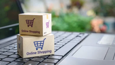Wie Multi-Store-Shopping-Plattformen den Online-Kauf erleichtern Online-Shopping hat sich in den letzten Jahren grundlegend verändert. Während früher jeder Shop seine eigene Plattform betrieb und Kunden zwischen zahllosen Websites navigieren mussten, vereinfachen Multi-Store-Plattformen heute den gesamten Einkaufsprozess erheblich. Diese Plattformen bündeln mehrere Händler unter einem Dach und schaffen damit ein Einkaufserlebnis, das sowohl für Käufer als auch für Verkäufer deutliche Vorteile bietet. Die Idee ist einfach, aber wirkungsvoll: Anstatt zehn verschiedene Shops zu besuchen, sich zehnmal zu registrieren und zehn separate Bestellvorgänge durchzuführen, finden Kunden alles an einem Ort. Ein Benutzerkonto, ein Warenkorb, ein Checkout-Prozess. Diese Konsolidierung eliminiert die Reibungsverluste, die beim traditionellen Online-Shopping entstehen und die oft dazu führen, dass Käufe abgebrochen werden, bevor sie abgeschlossen sind. Ein zentraler Zugang zu vielfältigen Produkten Der offensichtlichste Vorteil von Multi-Store-Plattformen liegt in der schieren Produktvielfalt, die sie bieten. Kunden müssen nicht mehr durch dutzende verschiedene Webshops klicken, um Preise zu vergleichen oder das gewünschte Produkt zu finden. Alles ist über eine einzige Suchfunktion erreichbar, was Zeit spart und Frustration reduziert. Diese Zentralisierung funktioniert besonders gut für Nischenmärkte und spezialisierte Produkte. Einzelne kleine Händler hätten Schwierigkeiten, durch Suchmaschinen gefunden zu werden, aber auf einer etablierten Multi-Store-Plattform profitieren sie von der bestehenden Reichweite und dem Traffic. Kunden wiederum entdecken Produkte und Marken, auf die sie sonst nie gestossen wären. Vereinfachter Checkout und Zahlungsabwicklung Einer der grössten Schmerzpunkte beim Online-Shopping ist der Checkout-Prozess. Jedes Mal Adressdaten einzugeben, Zahlungsinformationen zu hinterlegen und neue Kundenkonten zu erstellen, kostet Zeit und Nerven. Multi-Store-Plattformen lösen dieses Problem durch einen einheitlichen Checkout, der für alle teilnehmenden Shops gilt. Die Zahlungsabwicklung erfolgt zentral über die Plattform, was sowohl Sicherheit als auch Bequemlichkeit erhöht. Kunden geben ihre sensiblen Zahlungsdaten nur einmal ein und nicht an jeden einzelnen Händler. Die Plattform übernimmt die Verantwortung für sichere Transaktionen und Datenschutz, was das Vertrauen stärkt. Für Käufer bedeutet das konkret: Produkte von verschiedenen Shops in einen Warenkorb legen und mit einer einzigen Bestellung bezahlen. Die Plattform kümmert sich dann um die Verteilung der Bestellungen an die jeweiligen Händler. Dieser Komfort reduziert die Abbruchrate beim Checkout erheblich. Transparenz bei Versandkosten und Lieferzeiten Ein häufiges Problem beim Einkauf über mehrere Shops ist die Unübersichtlichkeit bei Versandkosten. Jeder Shop hat andere Bedingungen, Mindestbestellwerte für kostenlosen Versand und Lieferzeiten. Multi-Store-Plattformen schaffen hier Klarheit durch konsolidierte Versandinformationen. Viele Plattformen verhandeln Versandkonditionen zentral mit Logistikdienstleistern, was zu günstigeren Preisen führt als einzelne kleine Shops erreichen könnten. Diese Einsparungen werden oft an die Kunden weitergegeben. Zudem lassen sich Bestellungen von verschiedenen Händlern teilweise im selben Paket versenden, was Kosten und Umweltbelastung reduziert. Die Sendungsverfolgung erfolgt ebenfalls zentral über das Kundenkonto auf der Plattform. Statt mehrere Tracking-Nummern von verschiedenen Shops zu verwalten, sehen Käufer alle ihre Bestellungen an einem Ort. Push-Benachrichtigungen und E-Mail-Updates halten sie über den Status ihrer Lieferungen auf dem Laufenden. Plattformen wie pandaloo.ch demonstrieren, wie diese Konsolidierung in der Praxis funktioniert. Durch die Bündelung mehrerer Shops unter einer Oberfläche wird das Einkaufserlebnis nahtlos, während die Vielfalt der Händler erhalten bleibt. Vorteile für kleinere Händler und lokale Geschäfte Multi-Store-Plattformen demokratisieren den Online-Handel in gewisser Weise. Kleine Händler, die nicht über die Ressourcen verfügen, um eine eigene vollwertige E-Commerce-Website mit allen notwendigen Funktionen zu betreiben, erhalten Zugang zu professioneller Infrastruktur. Die technischen Hürden sinken erheblich. Händler müssen sich nicht um Webhosting, Zahlungsabwicklung, SSL-Zertifikate oder die Entwicklung einer mobilen App kümmern. Die Plattform stellt all das zur Verfügung, sodass sich Verkäufer auf ihre Kernkompetenz konzentrieren können: gute Produkte anzubieten und Kundenservice zu leisten. Marketing und Kundenakquise werden ebenfalls einfacher. Statt selbst Traffic auf ihre Website lenken zu müssen, profitieren Händler vom bestehenden Kundenstamm der Plattform. Neue Käufer, die eigentlich nach einem anderen Produkt suchten, entdecken durch die gemeinsame Präsenz auch andere Angebote. Vertrauensbildung durch Plattformreputation Vertrauen ist im Online-Handel entscheidend. Kunden zögern oft, bei unbekannten Shops zu kaufen, selbst wenn die Preise attraktiv sind. Multi-Store-Plattformen übertragen ihre etablierte Reputation auf alle teilnehmenden Händler und senken damit diese Vertrauensbarriere. Die Plattform fungiert als Qualitätsfilter. Händler müssen bestimmte Standards erfüllen, um zugelassen zu werden. Diese Vorauswahl gibt Kunden Sicherheit, dass sie es mit seriösen Anbietern zu tun haben. Bewertungssysteme und Verkäuferprofile schaffen zusätzliche Transparenz. Kundenschutzprogramme, die viele Plattformen anbieten, reduzieren das Risiko weiter. Käuferschutz, Geld-zurück-Garantien und Streitbeilegungsmechanismen geben Käufern Rückhalt, falls etwas schiefgeht. Diese Absicherung ist besonders wichtig bei höherwertigen Käufen. Mobile Shopping wird nahtlos Der mobile Anteil am E-Commerce wächst kontinuierlich, aber nicht alle Webshops sind für Smartphones optimiert. Multi-Store-Plattformen investieren typischerweise erheblich in ihre mobilen Apps und responsive Websites, wovon alle teilnehmenden Händler profitieren. Eine einzige App für alle Shops bedeutet weniger Speicherplatz auf dem Smartphone und eine konsistentere Nutzererfahrung. Kunden müssen keine zehn verschiedenen Shopping-Apps installieren, sondern haben alles in einer Anwendung. Die Lernkurve entfällt, da die Bedienung immer gleich bleibt. Push-Benachrichtigungen über Angebote, Lieferupdates und Neuheiten funktionieren zentral. Händler erreichen Kunden direkt auf deren Smartphones, ohne eigene App-Entwicklung betreiben zu müssen. Diese direkte Kommunikationslinie ist wertvoll für Marketing und Kundenbindung. Die Zukunft des Online-Shoppings Multi-Store-Plattformen repräsentieren eine Evolution im E-Commerce, die die Vorteile von Marktplätzen mit denen spezialisierter Shops verbindet. Sie lösen reale Probleme für beide Seiten der Transaktion: Käufer erhalten Bequemlichkeit und Auswahl, Händler bekommen Zugang zu Infrastruktur und Kunden. Die erfolgreichsten Plattformen werden diejenigen sein, die die Balance finden zwischen Standardisierung für Effizienz und Individualisierung für Händleridentität. Kunden schätzen die einheitliche Bedienung, wollen aber auch die Vielfalt und Persönlichkeit einzelner Shops spüren. Diese Balance zu halten, während die Plattform wächst, ist die eigentliche Herausforderung für die Zukunft.
