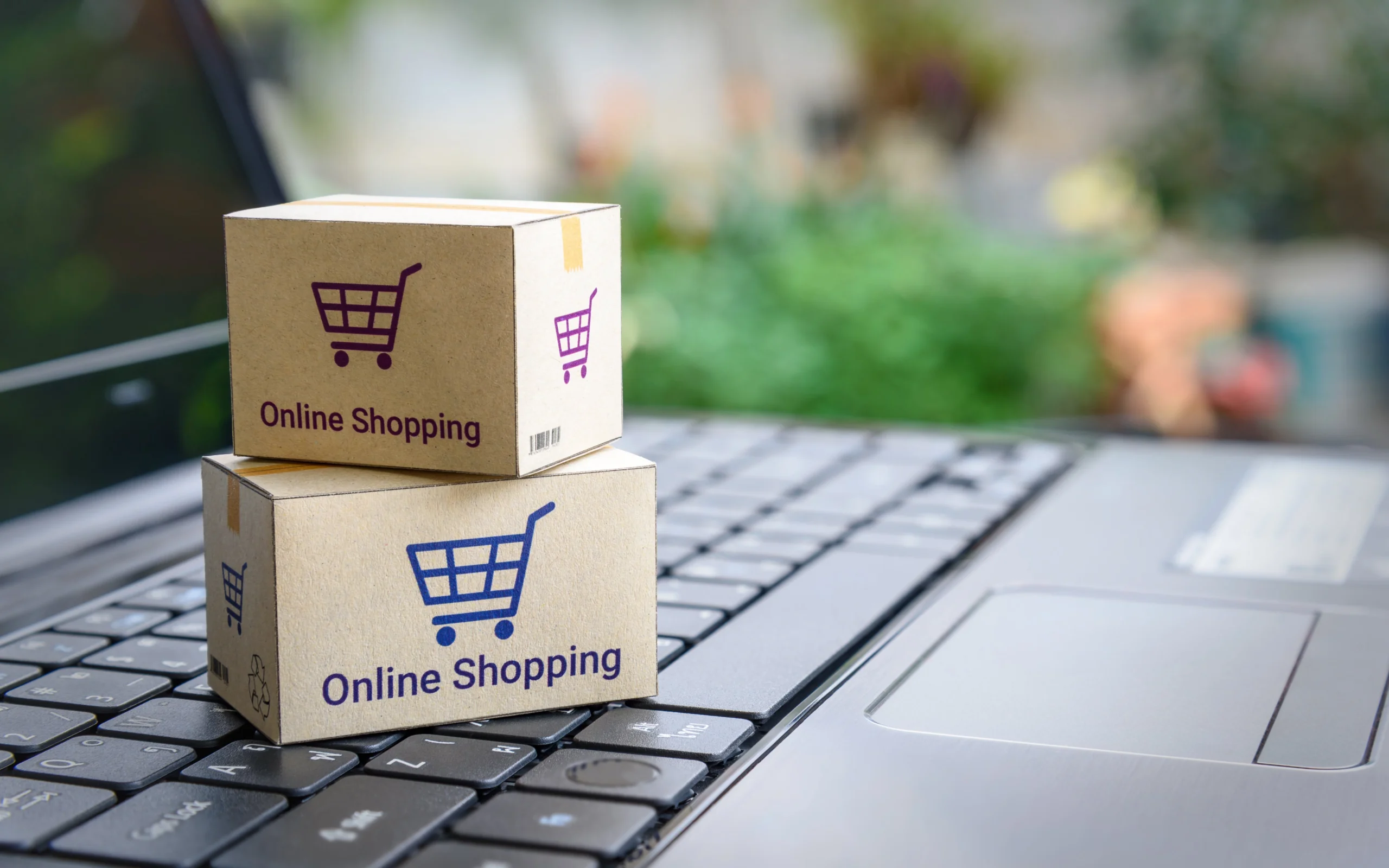Wie Multi-Store-Shopping-Plattformen den Online-Kauf erleichtern Online-Shopping hat sich in den letzten Jahren grundlegend verändert. Während früher jeder Shop seine eigene Plattform betrieb und Kunden zwischen zahllosen Websites navigieren mussten, vereinfachen Multi-Store-Plattformen heute den gesamten Einkaufsprozess erheblich. Diese Plattformen bündeln mehrere Händler unter einem Dach und schaffen damit ein Einkaufserlebnis, das sowohl für Käufer als auch für Verkäufer deutliche Vorteile bietet. Die Idee ist einfach, aber wirkungsvoll: Anstatt zehn verschiedene Shops zu besuchen, sich zehnmal zu registrieren und zehn separate Bestellvorgänge durchzuführen, finden Kunden alles an einem Ort. Ein Benutzerkonto, ein Warenkorb, ein Checkout-Prozess. Diese Konsolidierung eliminiert die Reibungsverluste, die beim traditionellen Online-Shopping entstehen und die oft dazu führen, dass Käufe abgebrochen werden, bevor sie abgeschlossen sind. Ein zentraler Zugang zu vielfältigen Produkten Der offensichtlichste Vorteil von Multi-Store-Plattformen liegt in der schieren Produktvielfalt, die sie bieten. Kunden müssen nicht mehr durch dutzende verschiedene Webshops klicken, um Preise zu vergleichen oder das gewünschte Produkt zu finden. Alles ist über eine einzige Suchfunktion erreichbar, was Zeit spart und Frustration reduziert. Diese Zentralisierung funktioniert besonders gut für Nischenmärkte und spezialisierte Produkte. Einzelne kleine Händler hätten Schwierigkeiten, durch Suchmaschinen gefunden zu werden, aber auf einer etablierten Multi-Store-Plattform profitieren sie von der bestehenden Reichweite und dem Traffic. Kunden wiederum entdecken Produkte und Marken, auf die sie sonst nie gestossen wären. Vereinfachter Checkout und Zahlungsabwicklung Einer der grössten Schmerzpunkte beim Online-Shopping ist der Checkout-Prozess. Jedes Mal Adressdaten einzugeben, Zahlungsinformationen zu hinterlegen und neue Kundenkonten zu erstellen, kostet Zeit und Nerven. Multi-Store-Plattformen lösen dieses Problem durch einen einheitlichen Checkout, der für alle teilnehmenden Shops gilt. Die Zahlungsabwicklung erfolgt zentral über die Plattform, was sowohl Sicherheit als auch Bequemlichkeit erhöht. Kunden geben ihre sensiblen Zahlungsdaten nur einmal ein und nicht an jeden einzelnen Händler. Die Plattform übernimmt die Verantwortung für sichere Transaktionen und Datenschutz, was das Vertrauen stärkt. Für Käufer bedeutet das konkret: Produkte von verschiedenen Shops in einen Warenkorb legen und mit einer einzigen Bestellung bezahlen. Die Plattform kümmert sich dann um die Verteilung der Bestellungen an die jeweiligen Händler. Dieser Komfort reduziert die Abbruchrate beim Checkout erheblich. Transparenz bei Versandkosten und Lieferzeiten Ein häufiges Problem beim Einkauf über mehrere Shops ist die Unübersichtlichkeit bei Versandkosten. Jeder Shop hat andere Bedingungen, Mindestbestellwerte für kostenlosen Versand und Lieferzeiten. Multi-Store-Plattformen schaffen hier Klarheit durch konsolidierte Versandinformationen. Viele Plattformen verhandeln Versandkonditionen zentral mit Logistikdienstleistern, was zu günstigeren Preisen führt als einzelne kleine Shops erreichen könnten. Diese Einsparungen werden oft an die Kunden weitergegeben. Zudem lassen sich Bestellungen von verschiedenen Händlern teilweise im selben Paket versenden, was Kosten und Umweltbelastung reduziert. Die Sendungsverfolgung erfolgt ebenfalls zentral über das Kundenkonto auf der Plattform. Statt mehrere Tracking-Nummern von verschiedenen Shops zu verwalten, sehen Käufer alle ihre Bestellungen an einem Ort. Push-Benachrichtigungen und E-Mail-Updates halten sie über den Status ihrer Lieferungen auf dem Laufenden. Plattformen wie pandaloo.ch demonstrieren, wie diese Konsolidierung in der Praxis funktioniert. Durch die Bündelung mehrerer Shops unter einer Oberfläche wird das Einkaufserlebnis nahtlos, während die Vielfalt der Händler erhalten bleibt. Vorteile für kleinere Händler und lokale Geschäfte Multi-Store-Plattformen demokratisieren den Online-Handel in gewisser Weise. Kleine Händler, die nicht über die Ressourcen verfügen, um eine eigene vollwertige E-Commerce-Website mit allen notwendigen Funktionen zu betreiben, erhalten Zugang zu professioneller Infrastruktur. Die technischen Hürden sinken erheblich. Händler müssen sich nicht um Webhosting, Zahlungsabwicklung, SSL-Zertifikate oder die Entwicklung einer mobilen App kümmern. Die Plattform stellt all das zur Verfügung, sodass sich Verkäufer auf ihre Kernkompetenz konzentrieren können: gute Produkte anzubieten und Kundenservice zu leisten. Marketing und Kundenakquise werden ebenfalls einfacher. Statt selbst Traffic auf ihre Website lenken zu müssen, profitieren Händler vom bestehenden Kundenstamm der Plattform. Neue Käufer, die eigentlich nach einem anderen Produkt suchten, entdecken durch die gemeinsame Präsenz auch andere Angebote. Vertrauensbildung durch Plattformreputation Vertrauen ist im Online-Handel entscheidend. Kunden zögern oft, bei unbekannten Shops zu kaufen, selbst wenn die Preise attraktiv sind. Multi-Store-Plattformen übertragen ihre etablierte Reputation auf alle teilnehmenden Händler und senken damit diese Vertrauensbarriere. Die Plattform fungiert als Qualitätsfilter. Händler müssen bestimmte Standards erfüllen, um zugelassen zu werden. Diese Vorauswahl gibt Kunden Sicherheit, dass sie es mit seriösen Anbietern zu tun haben. Bewertungssysteme und Verkäuferprofile schaffen zusätzliche Transparenz. Kundenschutzprogramme, die viele Plattformen anbieten, reduzieren das Risiko weiter. Käuferschutz, Geld-zurück-Garantien und Streitbeilegungsmechanismen geben Käufern Rückhalt, falls etwas schiefgeht. Diese Absicherung ist besonders wichtig bei höherwertigen Käufen. Mobile Shopping wird nahtlos Der mobile Anteil am E-Commerce wächst kontinuierlich, aber nicht alle Webshops sind für Smartphones optimiert. Multi-Store-Plattformen investieren typischerweise erheblich in ihre mobilen Apps und responsive Websites, wovon alle teilnehmenden Händler profitieren. Eine einzige App für alle Shops bedeutet weniger Speicherplatz auf dem Smartphone und eine konsistentere Nutzererfahrung. Kunden müssen keine zehn verschiedenen Shopping-Apps installieren, sondern haben alles in einer Anwendung. Die Lernkurve entfällt, da die Bedienung immer gleich bleibt. Push-Benachrichtigungen über Angebote, Lieferupdates und Neuheiten funktionieren zentral. Händler erreichen Kunden direkt auf deren Smartphones, ohne eigene App-Entwicklung betreiben zu müssen. Diese direkte Kommunikationslinie ist wertvoll für Marketing und Kundenbindung. Die Zukunft des Online-Shoppings Multi-Store-Plattformen repräsentieren eine Evolution im E-Commerce, die die Vorteile von Marktplätzen mit denen spezialisierter Shops verbindet. Sie lösen reale Probleme für beide Seiten der Transaktion: Käufer erhalten Bequemlichkeit und Auswahl, Händler bekommen Zugang zu Infrastruktur und Kunden. Die erfolgreichsten Plattformen werden diejenigen sein, die die Balance finden zwischen Standardisierung für Effizienz und Individualisierung für Händleridentität. Kunden schätzen die einheitliche Bedienung, wollen aber auch die Vielfalt und Persönlichkeit einzelner Shops spüren. Diese Balance zu halten, während die Plattform wächst, ist die eigentliche Herausforderung für die Zukunft.