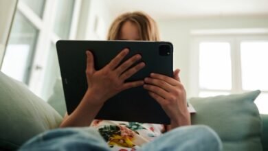 Deepfakes: Wie du Manipulationen im Netz findest Wir leben in einer Zeit, in der Bilder und Videos mehr Überzeugungskraft haben als lange Texte. Wenn wir etwas sehen, glauben wir es schneller. Genau das macht Deepfakes gefährlicher als zum Beispiel https://granawin.com/de Glücksspiele. Sie sehen oft täuschend echt aus. Eine bekannte Person sagt plötzlich Dinge, die sie nie gesagt hat. Ein Video wirkt authentisch, aber es ist komplett künstlich erzeugt. Viele merken nicht einmal, dass sie gerade manipuliert werden. Besonders heikel wird es, wenn solche Videos gezielt eingesetzt werden. Denk an politische Kampagnen, Rufmord oder sogar Werbung. Selbst im Bereich Unterhaltung oder Werbung für ein online casino könnten manipulierte Promi-Videos auftauchen, um Vertrauen zu erzeugen. Wer nicht genau hinschaut, fällt schnell darauf rein. Deshalb ist es heute wichtiger denn je, ein Gefühl für digitale Täuschung zu entwickeln. Erste Warnzeichen: Achte auf Details Deepfakes sind besser geworden. Aber sie sind nicht perfekt. Wenn du lernst, auf kleine Unstimmigkeiten zu achten, erkennst du viele Manipulationen. Hier sind typische Anzeichen: Unnatürliche Augenbewegungen oder zu seltenes Blinzeln Lippenbewegungen passen nicht exakt zum Ton Licht und Schatten stimmen nicht mit dem restlichen Bild überein Gesicht wirkt leicht verschwommen im Vergleich zum Hintergrund Haarlinien oder Ohren sehen unnatürlich aus Achte auf die Stimme Nicht nur Videos können manipuliert sein. Auch Audios sind betroffen. Eine Stimme klingt vielleicht wie die einer bekannten Person, aber irgendetwas wirkt seltsam. Der Rhythmus ist minimal anders. Betonungen passen nicht zur typischen Sprechweise. Emotionen wirken flach oder übertrieben. Wenn du eine Person gut kennst, merkst du solche Abweichungen eher. Bei fremden Personen ist es schwieriger. Deshalb solltest du dich nie nur auf dein Bauchgefühl verlassen. Kontext prüfen statt sofort teilen Viele Deepfakes verbreiten sich, weil Menschen impulsiv reagieren. Ein schockierendes Video taucht auf. Es löst Wut oder Begeisterung aus. Und schon wird es geteilt. Bevor du etwas weiterleitest, stelle dir ein paar einfache Fragen: Woher stammt das Video ursprünglich? Wird es von seriösen Medien aufgegriffen? Gibt es andere Quellen, die das bestätigen? Ist der Zeitpunkt der Veröffentlichung auffällig? In politisch sensiblen Zeiten, wo sich Donald Trump zu deepfake-ish anfühlt, häufen sich manipulierte Inhalte. Wenn ein Video genau vor einer Wahl auftaucht, sollte man besonders vorsichtig sein. Reverse Image Search nutzen Ein praktisches Werkzeug ist die Rückwärtssuche von Bildern. Du kannst einzelne Screenshots aus einem Video nehmen und online suchen lassen. Oft stellt sich heraus, dass das Bild schon älter ist oder aus einem ganz anderen Zusammenhang stammt. Das dauert nur wenige Minuten, kann aber viel Schaden verhindern. Technische Hilfsmittel zur Erkennung Es gibt mittlerweile Tools, die Deepfakes analysieren können. Einige Plattformen entwickeln Algorithmen, um Manipulationen automatisch zu erkennen. Diese Programme prüfen Pixelstrukturen, Bewegungsmuster oder Kompressionsfehler. Aber auch diese Systeme sind nicht unfehlbar. Die Technik entwickelt sich ständig weiter. Es ist ein Wettrennen zwischen Fälschern und Prüfern. Deshalb bleibt der menschliche Blick wichtig. Technik kann helfen. Aber gesunder Menschenverstand ist genauso entscheidend. Wie du dich selbst schützt Du kannst nicht verhindern, dass Deepfakes existieren. Aber du kannst deinen Umgang mit digitalen Inhalten verändern. Ein paar einfache Strategien helfen: Teile keine sensiblen Bilder leichtfertig Halte deine Social-Media-Profile bewusst privat Prüfe Inhalte, bevor du sie glaubst Informiere dich regelmäßig über neue Manipulationstechniken Früher galt: Wenn man es sieht, ist es echt. Heute gilt das nicht mehr. Digitale Inhalte brauchen Kontext. Quellen. Einordnung. Wir müssen lernen, nicht alles sofort als Wahrheit zu akzeptieren.