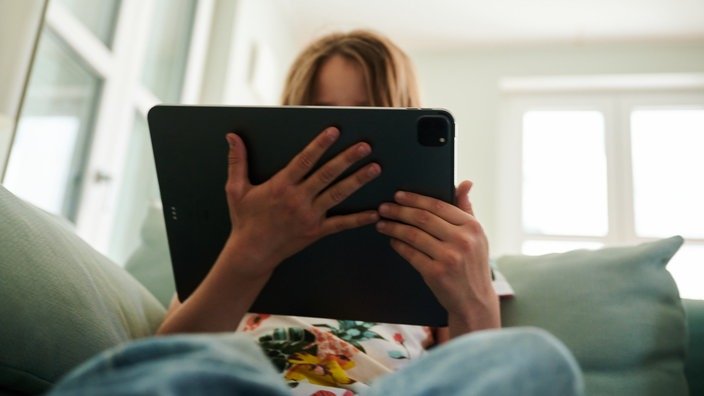 Deepfakes: Wie du Manipulationen im Netz findest Wir leben in einer Zeit, in der Bilder und Videos mehr Überzeugungskraft haben als lange Texte. Wenn wir etwas sehen, glauben wir es schneller. Genau das macht Deepfakes gefährlicher als zum Beispiel https://granawin.com/de Glücksspiele. Sie sehen oft täuschend echt aus. Eine bekannte Person sagt plötzlich Dinge, die sie nie gesagt hat. Ein Video wirkt authentisch, aber es ist komplett künstlich erzeugt. Viele merken nicht einmal, dass sie gerade manipuliert werden. Besonders heikel wird es, wenn solche Videos gezielt eingesetzt werden. Denk an politische Kampagnen, Rufmord oder sogar Werbung. Selbst im Bereich Unterhaltung oder Werbung für ein online casino könnten manipulierte Promi-Videos auftauchen, um Vertrauen zu erzeugen. Wer nicht genau hinschaut, fällt schnell darauf rein. Deshalb ist es heute wichtiger denn je, ein Gefühl für digitale Täuschung zu entwickeln. Erste Warnzeichen: Achte auf Details Deepfakes sind besser geworden. Aber sie sind nicht perfekt. Wenn du lernst, auf kleine Unstimmigkeiten zu achten, erkennst du viele Manipulationen. Hier sind typische Anzeichen: Unnatürliche Augenbewegungen oder zu seltenes Blinzeln Lippenbewegungen passen nicht exakt zum Ton Licht und Schatten stimmen nicht mit dem restlichen Bild überein Gesicht wirkt leicht verschwommen im Vergleich zum Hintergrund Haarlinien oder Ohren sehen unnatürlich aus Achte auf die Stimme Nicht nur Videos können manipuliert sein. Auch Audios sind betroffen. Eine Stimme klingt vielleicht wie die einer bekannten Person, aber irgendetwas wirkt seltsam. Der Rhythmus ist minimal anders. Betonungen passen nicht zur typischen Sprechweise. Emotionen wirken flach oder übertrieben. Wenn du eine Person gut kennst, merkst du solche Abweichungen eher. Bei fremden Personen ist es schwieriger. Deshalb solltest du dich nie nur auf dein Bauchgefühl verlassen. Kontext prüfen statt sofort teilen Viele Deepfakes verbreiten sich, weil Menschen impulsiv reagieren. Ein schockierendes Video taucht auf. Es löst Wut oder Begeisterung aus. Und schon wird es geteilt. Bevor du etwas weiterleitest, stelle dir ein paar einfache Fragen: Woher stammt das Video ursprünglich? Wird es von seriösen Medien aufgegriffen? Gibt es andere Quellen, die das bestätigen? Ist der Zeitpunkt der Veröffentlichung auffällig? In politisch sensiblen Zeiten, wo sich Donald Trump zu deepfake-ish anfühlt, häufen sich manipulierte Inhalte. Wenn ein Video genau vor einer Wahl auftaucht, sollte man besonders vorsichtig sein. Reverse Image Search nutzen Ein praktisches Werkzeug ist die Rückwärtssuche von Bildern. Du kannst einzelne Screenshots aus einem Video nehmen und online suchen lassen. Oft stellt sich heraus, dass das Bild schon älter ist oder aus einem ganz anderen Zusammenhang stammt. Das dauert nur wenige Minuten, kann aber viel Schaden verhindern. Technische Hilfsmittel zur Erkennung Es gibt mittlerweile Tools, die Deepfakes analysieren können. Einige Plattformen entwickeln Algorithmen, um Manipulationen automatisch zu erkennen. Diese Programme prüfen Pixelstrukturen, Bewegungsmuster oder Kompressionsfehler. Aber auch diese Systeme sind nicht unfehlbar. Die Technik entwickelt sich ständig weiter. Es ist ein Wettrennen zwischen Fälschern und Prüfern. Deshalb bleibt der menschliche Blick wichtig. Technik kann helfen. Aber gesunder Menschenverstand ist genauso entscheidend. Wie du dich selbst schützt Du kannst nicht verhindern, dass Deepfakes existieren. Aber du kannst deinen Umgang mit digitalen Inhalten verändern. Ein paar einfache Strategien helfen: Teile keine sensiblen Bilder leichtfertig Halte deine Social-Media-Profile bewusst privat Prüfe Inhalte, bevor du sie glaubst Informiere dich regelmäßig über neue Manipulationstechniken Früher galt: Wenn man es sieht, ist es echt. Heute gilt das nicht mehr. Digitale Inhalte brauchen Kontext. Quellen. Einordnung. Wir müssen lernen, nicht alles sofort als Wahrheit zu akzeptieren.