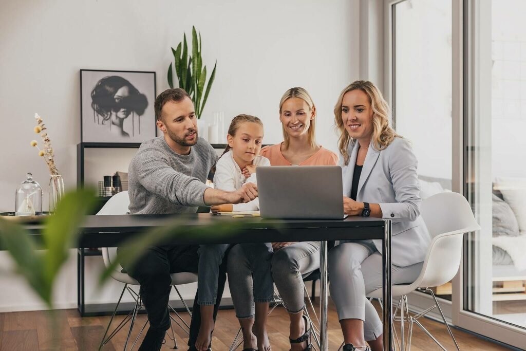 Startguthaben statt Werbung: Warum Boni zum Wachstumsmotor digitaler Plattformen werden Digitale Plattformen stehen 2026 stärker denn je im Wettbewerb um Aufmerksamkeit, Vertrauen und aktive Nutzer. Während neue Apps, Fintech-Dienste und Entertainment-Angebote beinahe täglich starten, wird Nutzerwachstum zunehmend durch ausgefeilte Anreizsysteme gesteuert. Boni, Startguthaben und personalisierte Belohnungen gelten längst nicht mehr als Marketing-Gimmicks, sondern als datengetriebene Werkzeuge zur gezielten Nutzerakquise und -bindung. Im Zentrum steht dabei eine einfache Erkenntnis: Nutzer reagieren messbar auf unmittelbare Vorteile. Ob kostenloses Guthaben bei der Kontoeröffnung, exklusive In-App-Rewards oder zeitlich begrenzte Willkommensaktionen - Plattformen nutzen Anreize, um die Einstiegshürde zu senken und erste Interaktionen zu fördern. Gleichzeitig wächst der Druck, diese Mechanismen transparent und regelkonform zu gestalten. Gerade im Online-Entertainment und bei digitalen Finanzangeboten sind Bonusmodelle besonders sichtbar. Vergleichs- und Bewertungsportale wie casino.com analysieren regelmäßig, wie Einzahlungsboni strukturiert sind und welche Bedingungen daran geknüpft werden. In diesem Kontext suchen Nutzer gezielt nach Informationen, etwa nach einem Überblick zum Casino Einzahlungsbonus 2026, um fundierte Entscheidungen treffen zu können. Solche Suchanfragen zeigen, wie stark Bonuskommunikation das Nutzerverhalten beeinflusst und wie sehr Transparenz bei digitalen Angeboten an Bedeutung gewinnt. Anreizsysteme als Wachstumstreiber Aus Sicht der Plattformbetreiber sind digitale Boni ein kalkulierbares Instrument. Daten aus A/B-Tests zeigen, dass klar kommunizierte Startanreize die Conversion-Raten bei Registrierungen deutlich erhöhen können. Besonders effektiv sind Onboarding-Belohnungen, die Nutzer nicht nur zur Anmeldung, sondern zu ersten Aktionen motivieren - etwa zur ersten Zahlung, zur Nutzung einer Kernfunktion oder zum Abschluss eines Profils. Im Fintech-Bereich setzen Neobanken und Zahlungsapps beispielsweise auf Cashback-Programme oder Startguthaben, die an bestimmte Nutzungsschritte gebunden sind. Streaming- und Gaming-Plattformen arbeiten mit kostenlosen Testzeiträumen oder virtuellen Währungen, um den Einstieg spielerisch zu gestalten. Das Ziel ist stets dasselbe: möglichst schnell einen wahrgenommenen Mehrwert zu schaffen. Datengetriebenes Marketing und Personalisierung Moderne Anreizsysteme basieren zunehmend auf Datenanalyse. Plattformen erfassen, an welchem Punkt Nutzer abspringen, welche Belohnungen tatsächlich genutzt werden und wie sich Boni auf die langfristige Aktivität auswirken. Auf dieser Grundlage werden Angebote personalisiert, abhängig vom Nutzungsverhalten, vom Standort oder von der bevorzugten Geräteklasse. Diese Personalisierung steigert zwar die Effizienz der Nutzerakquise, wirft aber auch Fragen zur Transparenz auf. Für Nutzer ist nicht immer nachvollziehbar, warum bestimmte Boni angezeigt werden und andere nicht. Technologieunternehmen reagieren darauf mit detaillierteren Erläuterungen in ihren Nutzungsbedingungen und mit Dashboards, die Bonusregeln verständlicher darstellen sollen. Transparenz wird zum Wettbewerbsfaktor Mit zunehmender Regulierung in Europa wächst die Bedeutung klarer Bonusbedingungen. Unklare Umsatzanforderungen oder versteckte Einschränkungen können nicht nur zu Nutzerfrust führen, sondern auch rechtliche Konsequenzen nach sich ziehen. Deshalb setzen viele Plattformen auf vereinfachte Modelle: weniger Bedingungen, klar definierte Laufzeiten und transparente Kommunikation direkt im Onboarding-Prozess. Auch Vergleichsseiten spielen hier eine wichtige Rolle, indem sie Bonusmodelle einordnen und bewerten. Nutzer informieren sich vorab, statt sich ausschließlich auf Werbeversprechen zu verlassen. Dieser Trend zwingt Plattformen dazu, Anreize nicht nur attraktiv, sondern auch fair und nachvollziehbar zu gestalten. Auswirkungen auf Nutzerverhalten und Loyalität Studien aus dem App-Marketing zeigen, dass Boni vor allem in der frühen Nutzungsphase entscheidend sind. Langfristige Loyalität entsteht jedoch nur, wenn der eigentliche Service überzeugt. Plattformen, die zu stark auf kurzfristige Belohnungen setzen, riskieren eine hohe Abwanderungsrate, sobald die Anreize auslaufen. Erfolgreiche Anbieter kombinieren daher Startboni mit kontinuierlichen Mehrwerten: regelmäßige Updates, stabile Performance und kundenorientierten Support. Anreizsysteme werden so zu einem Einstiegspunkt, nicht zum alleinigen Bindungsmechanismus. Vertrauen durch klare Regeln und digitale Aufklärung Neben technischen Innovationen investieren Plattformbetreiber zunehmend in Nutzeraufklärung. Interaktive Erklärformate, transparente FAQ-Bereiche und visuelle Darstellungen von Bonusbedingungen sollen Missverständnisse reduzieren und Vertrauen schaffen. Gerade bei komplexen Anreizsystemen ist Verständlichkeit entscheidend, um langfristige Akzeptanz zu sichern. Parallel dazu nutzen Unternehmen Feedback-Daten, um Bonusmodelle kontinuierlich zu optimieren und an reale Nutzungsmuster anzupassen. Für Nutzer bedeutet das mehr Kontrolle und bessere Vergleichbarkeit, für Plattformen eine stabilere Bindung. Der Trend zeigt: Aufklärung und Transparenz werden 2026 zu festen Bestandteilen moderner Wachstumsstrategien im digitalen Ökosystem. KI-gestützte Incentives und automatisierte Optimierung Technologisch entwickeln sich Anreizsysteme rasant weiter. Machine-Learning-Modelle analysieren in Echtzeit Nutzerinteraktionen, Abbruchpunkte und Conversion-Signale, um Bonusangebote dynamisch anzupassen. Cloudbasierte Marketing-Stacks ermöglichen es Plattformen, Incentives kanalübergreifend auszuspielen - von Mobile Apps bis Web-Dashboards. Gleichzeitig sorgen APIs und Event-Tracking dafür, dass Bonuslogiken sauber in bestehende Produktarchitekturen integriert werden. Für Entwickler und Produktteams entsteht so ein datengetriebenes Framework, in dem Anreize nicht statisch geplant, sondern kontinuierlich optimiert werden. Technologie wird damit zum zentralen Hebel für effiziente, skalierbare Nutzergewinnung. Blick nach vorn Für 2026 zeichnet sich ab, dass Bonusmodelle noch stärker reguliert und standardisiert werden. Gleichzeitig wird die technische Umsetzung komplexer. Künstliche Intelligenz soll helfen, Anreize dynamisch anzupassen, ohne Nutzer zu überfordern oder intransparente Muster zu erzeugen. Für technologieaffine Nutzer bedeutet das mehr Auswahl, aber auch mehr Verantwortung. Wer digitale Angebote nutzt, sollte Bonusversprechen kritisch prüfen und auf klare Bedingungen achten. Für Plattformen wiederum bleibt die Herausforderung bestehen, Wachstum und Vertrauen in Einklang zu bringen, denn nur transparente Anreizsysteme schaffen nachhaltigen Erfolg im digitalen Wettbewerb.