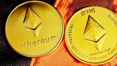 Warum AI und Ethereum häufig zusammen besprochen werden AI war in der vergangenen Zeit sehr häufig in den Nachrichten. Man kann sogar sagen, dass rund um AI ein enormer Hype entstanden ist. Besonders als Tools wie Chat GPT veröffentlicht wurden, sorgte dies für großes Interesse. Das ist auch logisch, denn mit Hilfe von AI kannst du inzwischen Texte generieren lassen. Darüber hinaus gibt es mittlerweile viele weitere AI Tools, die dein Leben deutlich einfacher machen können. Künstliche Intelligenz entwickelt sich äußerst schnell. Gleichzeitig wächst auch die Nutzung der Blockchain Technologie. Ethereum ist eines der bekanntesten Netzwerke innerhalb dieser Blockchainwelt. Das Netzwerk ermöglicht Smart Contracts und digitale Anwendungen ohne Zwischenpartei. Deshalb wird Ethereum häufig genannt, wenn es um neue technologische Entwicklungen geht. Vitalik Buterin, Ethereum und AI Wer die Ethereum nachrichten aufmerksam verfolgt, weiß, dass Vitalik Buterin einer der Gründer des Netzwerks ist und kontinuierlich daran arbeitet, das Netzwerk zu verbessern. So hat er beispielsweise mehrfach betont, dass AI dazu beitragen kann, das Netzwerk noch sicherer und benutzerfreundlicher zu machen. Ein AI System kann zum Beispiel eine Transaktion überprüfen, bevor jemand sie bestätigt. Das kann Fehler verhindern und Nutzer besser schützen. Darüber hinaus kann AI dazu beitragen, dass Menschen mit wenig technischem Wissen Smart Contracts besser verstehen. Das sind wichtige Entwicklungen innerhalb des Netzwerks, die Investoren selbstverständlich ebenfalls im Blick behalten. Die langfristige Vision von Ethereum Ethereum verfolgt klar eine langfristige Vision. Wie oben bereits erwähnt, richtet man den Blick kontinuierlich auf die Zukunft. Das ist natürlich ein gutes Zeichen und es ist daher nicht überraschend, dass Ethereum nach Bitcoin das größte Krypto Projekt ist. Das bedeutet jedoch nicht, dass du nicht weiterhin aufmerksam bleiben solltest. Behalte daher die Nachrichten gut im Blick und entscheide, ob es ein geeigneter Zeitpunkt ist, in eine Coin wie Ethereum zu investieren. Wenn du dies tun möchtest, achte auf wirtschaftliche Nachrichten, Nachrichten über das Projekt selbst, aber auch auf politische Nachrichten und Meldungen über Kriege. Ethereum ist sehr volatil und kann daher schnell steigen und fallen. Wenn du dies aufmerksam verfolgst, kannst du besser auf bestimmte Situationen reagieren. Es ist außerdem ratsam, den Preis rational auf Basis des Charts zu betrachten. Vermeide es, auf Grundlage von Emotionen zu handeln und letztlich falsche Entscheidungen zu treffen. Die richtigen Quellen nutzen Nicht alle Quellen berichten neutral. Besonders wenn wir uns Nachrichtenquellen in den sozialen Medien ansehen, wissen wir, dass dort häufig eigene Interessen eine Rolle spielen. Es gibt beispielsweise finanzielle Influencer, die Coins von einem bestimmten Projekt erhalten und daher stark davon profitieren, wenn dieses Projekt steigt. Entscheide dich deshalb dafür, deine Nachrichten von einer Website wie Crypto Insiders zu beziehen. Dort werden nicht nur täglich verlässliche Nachrichten veröffentlicht, sondern man ist auch stets schnell informiert, was natürlich ein großer Vorteil ist.