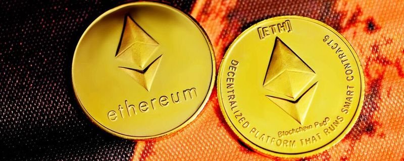 Warum AI und Ethereum häufig zusammen besprochen werden AI war in der vergangenen Zeit sehr häufig in den Nachrichten. Man kann sogar sagen, dass rund um AI ein enormer Hype entstanden ist. Besonders als Tools wie Chat GPT veröffentlicht wurden, sorgte dies für großes Interesse. Das ist auch logisch, denn mit Hilfe von AI kannst du inzwischen Texte generieren lassen. Darüber hinaus gibt es mittlerweile viele weitere AI Tools, die dein Leben deutlich einfacher machen können. Künstliche Intelligenz entwickelt sich äußerst schnell. Gleichzeitig wächst auch die Nutzung der Blockchain Technologie. Ethereum ist eines der bekanntesten Netzwerke innerhalb dieser Blockchainwelt. Das Netzwerk ermöglicht Smart Contracts und digitale Anwendungen ohne Zwischenpartei. Deshalb wird Ethereum häufig genannt, wenn es um neue technologische Entwicklungen geht. Vitalik Buterin, Ethereum und AI Wer die Ethereum nachrichten aufmerksam verfolgt, weiß, dass Vitalik Buterin einer der Gründer des Netzwerks ist und kontinuierlich daran arbeitet, das Netzwerk zu verbessern. So hat er beispielsweise mehrfach betont, dass AI dazu beitragen kann, das Netzwerk noch sicherer und benutzerfreundlicher zu machen. Ein AI System kann zum Beispiel eine Transaktion überprüfen, bevor jemand sie bestätigt. Das kann Fehler verhindern und Nutzer besser schützen. Darüber hinaus kann AI dazu beitragen, dass Menschen mit wenig technischem Wissen Smart Contracts besser verstehen. Das sind wichtige Entwicklungen innerhalb des Netzwerks, die Investoren selbstverständlich ebenfalls im Blick behalten. Die langfristige Vision von Ethereum Ethereum verfolgt klar eine langfristige Vision. Wie oben bereits erwähnt, richtet man den Blick kontinuierlich auf die Zukunft. Das ist natürlich ein gutes Zeichen und es ist daher nicht überraschend, dass Ethereum nach Bitcoin das größte Krypto Projekt ist. Das bedeutet jedoch nicht, dass du nicht weiterhin aufmerksam bleiben solltest. Behalte daher die Nachrichten gut im Blick und entscheide, ob es ein geeigneter Zeitpunkt ist, in eine Coin wie Ethereum zu investieren. Wenn du dies tun möchtest, achte auf wirtschaftliche Nachrichten, Nachrichten über das Projekt selbst, aber auch auf politische Nachrichten und Meldungen über Kriege. Ethereum ist sehr volatil und kann daher schnell steigen und fallen. Wenn du dies aufmerksam verfolgst, kannst du besser auf bestimmte Situationen reagieren. Es ist außerdem ratsam, den Preis rational auf Basis des Charts zu betrachten. Vermeide es, auf Grundlage von Emotionen zu handeln und letztlich falsche Entscheidungen zu treffen. Die richtigen Quellen nutzen Nicht alle Quellen berichten neutral. Besonders wenn wir uns Nachrichtenquellen in den sozialen Medien ansehen, wissen wir, dass dort häufig eigene Interessen eine Rolle spielen. Es gibt beispielsweise finanzielle Influencer, die Coins von einem bestimmten Projekt erhalten und daher stark davon profitieren, wenn dieses Projekt steigt. Entscheide dich deshalb dafür, deine Nachrichten von einer Website wie Crypto Insiders zu beziehen. Dort werden nicht nur täglich verlässliche Nachrichten veröffentlicht, sondern man ist auch stets schnell informiert, was natürlich ein großer Vorteil ist.