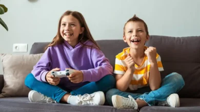 Warum Gemeinschaftserlebnisse in Online Spielen Spieler langfristig binden Digitale Spiele haben sich längst von reinen Einzelspieler Erfahrungen zu komplexen sozialen Räumen entwickelt. Besonders Online Spiele leben davon, dass Menschen gemeinsam Herausforderungen meistern, Strategien entwickeln und über längere Zeit eine gemeinsame Geschichte erleben. Diese soziale Dimension ist ein entscheidender Faktor dafür, warum bestimmte Titel über viele Jahre hinweg relevant bleiben. Viele Spieler erinnern sich nicht nur an die Spielmechaniken eines Titels, sondern vor allem an die Momente, die sie gemeinsam mit anderen erlebt haben. Raids, Gruppenmissionen oder spontane Abenteuer in offenen Spielwelten schaffen Erinnerungen, die weit über einzelne Spielrunden hinausgehen. Wie Online Gemeinschaften entstehen Die meisten großen Online Spiele fördern aktiv die Bildung von Gruppen und Gemeinschaften. Gilden, Clans oder feste Teams ermöglichen es Spielern, sich zu organisieren und gemeinsam Ziele zu verfolgen. In diesen Gruppen entstehen oft langfristige Beziehungen zwischen Spielern. Regelmäßige Aktivitäten, gemeinsame Herausforderungen und eine klare Rollenverteilung sorgen dafür, dass sich Spieler stärker mit ihrer Gruppe identifizieren. In vielen Online Welten basiert der Fortschritt sogar auf Zusammenarbeit. Bestimmte Inhalte lassen sich nur bewältigen, wenn mehrere Spieler ihre Fähigkeiten kombinieren und gemeinsam strategische Entscheidungen treffen. Die Bedeutung gemeinsamer Ziele Ein wichtiger Aspekt solcher Gemeinschaften sind langfristige Ziele. Große Herausforderungen motivieren Spieler dazu, regelmäßig zurückzukehren und gemeinsam Fortschritte zu machen. Dazu gehören beispielsweise komplexe Gruppenmissionen mit mehreren Spielern langfristige Sammelziele für Ausrüstung oder Ressourcen organisierte Spielabende innerhalb einer festen Gruppe gemeinsame Strategien für besonders schwierige Inhalte Solche Aktivitäten schaffen Struktur innerhalb der Community und geben Spielern das Gefühl, Teil von etwas Größerem zu sein. Wirtschaft und Ressourcen im Spielalltag Neben sozialen Aspekten spielen auch Ressourcen eine wichtige Rolle in vielen Online Spielen. Virtuelle Währungen oder seltene Gegenstände sind oft entscheidend für die Vorbereitung auf bestimmte Inhalte. Gerade in großen Rollenspielen diskutieren Spieler regelmäßig über den effizientesten Umgang mit diesen Ressourcen. In Community Gesprächen tauchen daher manchmal Themen wie WoW gold kaufen auf, wenn Spieler über unterschiedliche Wege sprechen, ihre Spielfortschritte zu unterstützen oder Zeit bei bestimmten Aktivitäten zu sparen. Diese Diskussionen zeigen, dass virtuelle Wirtschaftssysteme eng mit dem Alltag der Spieler verbunden sind und Teil der strategischen Planung innerhalb vieler Communities geworden sind. Digitale Plattformen rund um Gaming Mit der wachsenden Bedeutung von Online Spielen hat sich auch ein breiteres digitales Umfeld entwickelt. Spieler tauschen sich über Foren, Streaming Plattformen und Community Webseiten aus. Dort werden Strategien analysiert, Erfahrungen geteilt und neue Spieler willkommen geheißen. In diesen Gesprächen tauchen gelegentlich auch Plattformen auf, die sich mit digitalen Produkten im Gaming Bereich beschäftigen. Dienste wie Eldorado werden beispielsweise manchmal erwähnt, wenn Spieler über verschiedene Aspekte digitaler Ressourcen oder virtueller Märkte sprechen. Diese Plattformen sind Teil eines größeren digitalen Ökosystems, das sich um moderne Online Spiele entwickelt hat. Warum gemeinsame Spielerlebnisse den größten Eindruck hinterlassen Während sich Technologien und Spielmechaniken ständig weiterentwickeln, bleibt ein Element im Zentrum vieler Spielerfahrungen bestehen. Die gemeinsamen Momente mit anderen Spielern. Ob spontane Abenteuer, schwierige Gruppenmissionen oder lange Diskussionen über Strategien. Diese Erlebnisse prägen die Erinnerung vieler Spieler stärker als einzelne Spielmechaniken. Online Spiele sind deshalb nicht nur technische Produkte. Sie sind auch soziale Räume, in denen Menschen zusammenkommen, Geschichten erleben und über lange Zeit Teil einer gemeinsamen digitalen Welt werden.