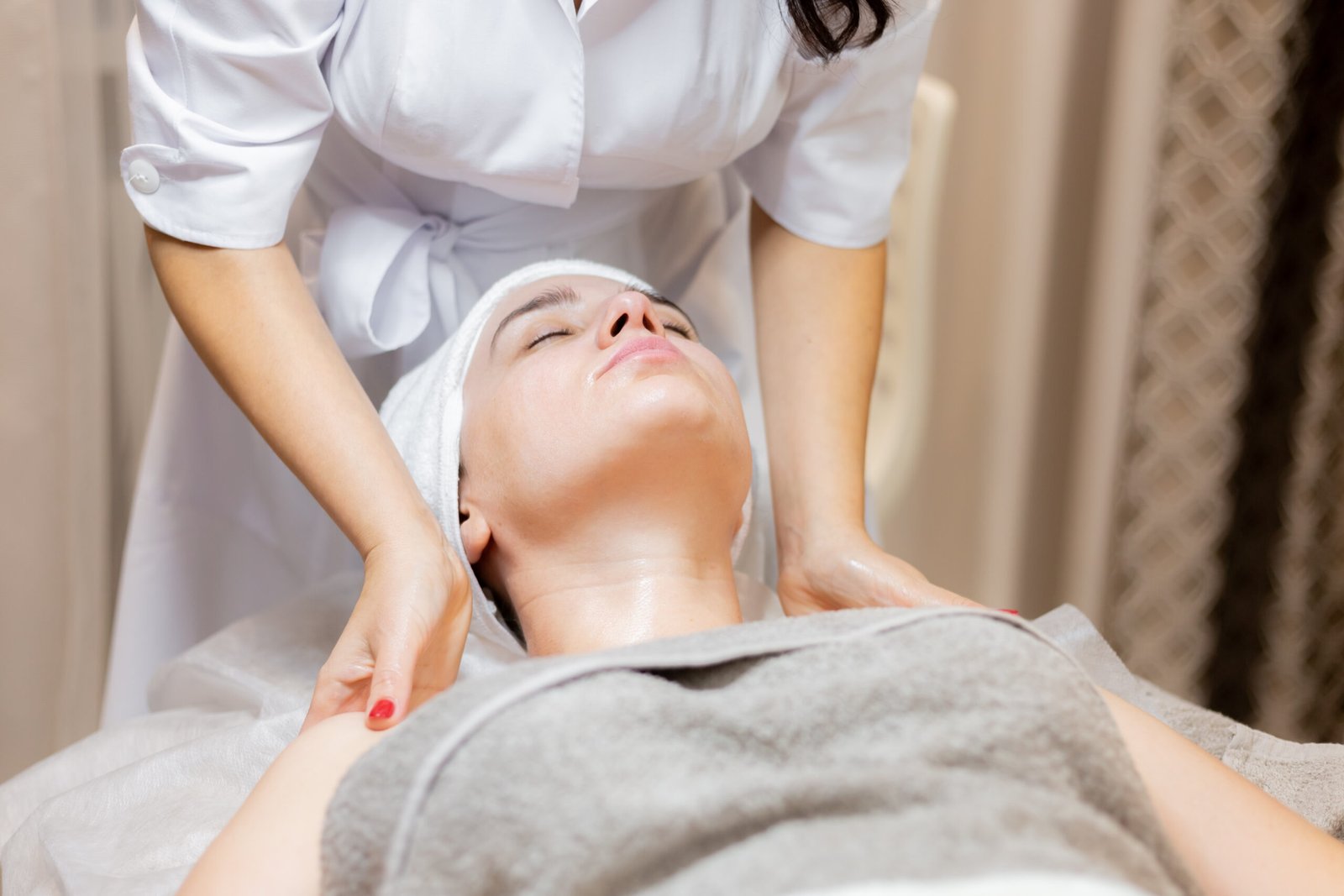 Wohlfühlfaktor steigern: Wie die richtige Kosmetikliege Ihre Kunden begeistert