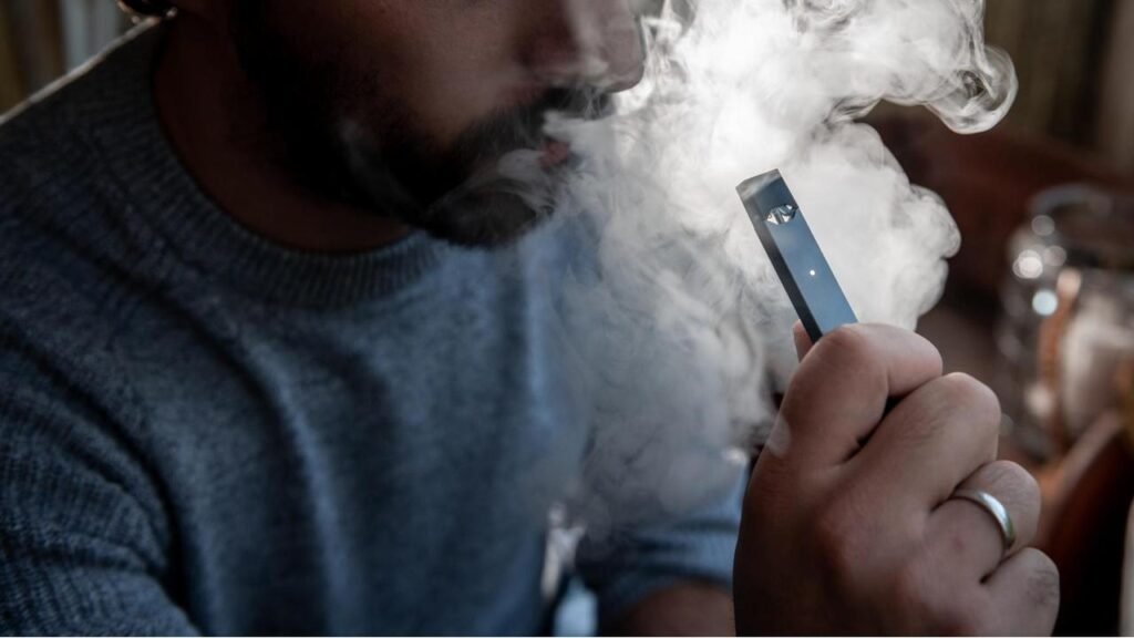 Vapen statt Rauchen: Diese Möglichkeiten haben Sie mittlerweile Als die ersten E-Zigaretten auf den Markt kamen, war die Skepsis unter den Nutzern groß. Elektrisches Rauchen klang irgendwie kompliziert und stressig. Heute steigen immer mehr ehemalige Raucher auf die Geräte um. Auch wenn es noch keine Langzeitstudien gibt, wird häufig von einer reduzierten Gefahr, der sogenannten Harm-Reduction, gesprochen. Aber wie steigt man eigentlich ein und welche Arten zu dampfen gibt es auf dem Markt? Podsysteme sind bei Einsteigern gefragt Besonders für Menschen, die den unkomplizierten Umstieg suchen, haben sich in den letzten Jahren sogenannte Podsysteme etabliert. Diese Geräte zeichnen sich durch eine extrem einfache Handhabung aus, da sie meist ohne Knöpfe oder komplexe Einstellungen auskommen. Ein bekanntes Beispiel für die Leistungsfähigkeit moderner Varianten ist das Fumot 12000, das durch ein hohes Füllvolumen und eine lange Nutzungsdauer überzeugt. Bei solchen Systemen ist das Liquid bereits in kleinen Tanks oder auch Pods genannt, vorgefüllt. Sobald der Tank leer ist, wird bei geschlossenen Systemen der gesamte Pod getauscht, während offene Systeme ein Nachfüllen erlauben. Die Zugautomatik sorgt dafür, dass das Gerät sofort beim Inhalieren aktiviert wird, was dem gewohnten Gefühl einer herkömmlichen Zigarette sehr nahekommt. Da kein technisches Vorwissen nötig ist, stellen diese kompakten Geräte die ideale Brücke für den ersten Schritt weg vom Tabak dar. Klassische E-Zigaretten bestehen aus drei Komponenten Wer mehr Kontrolle über sein Dampferlebnis möchte, greift zu klassischen E-Zigaretten mit modularem Aufbau. Diese Geräte bieten mehr Leistung und lassen sich individuell konfigurieren. In der Regel setzen sich diese Modelle aus drei wesentlichen Bestandteilen zusammen: Akkuträger: Dies ist das Gehäuse, das die Steuerungselektronik enthält. Hier stellen Sie die gewünschte Wattzahl ein, um die Intensität des Dampfes zu regulieren. Verdampfer: Der obere Teil des Geräts enthält den Tank für das Liquid und den Verdampferkopf (Coil). Im Inneren wird das Liquid durch eine Heizspirale erhitzt und in Dampf umgewandelt. Akku: Die Energiequelle, die entweder fest verbaut ist oder als wechselbare Zelle in den Akkuträger eingesetzt wird. Leistungsstarke Akkus sorgen dafür, dass das Gerät auch bei intensiver Nutzung den ganzen Tag durchhält. Liquid besteht aus bekannten Inhaltsstoffen Die beim Vapen verdampfte Flüssigkeit besteht aus einer überschaubaren Liste an Inhaltsstoffen, die auch in anderen Lebensbereichen Anwendung finden. Die Basis bildet meist Propylenglykol (PG) und pflanzliches Glycerin (VG). Propylenglykol dient als Geschmacksträger und ist beispielsweise auch in Zahnpasta, Hautcremes oder als Zusatzstoff in Lebensmitteln zugelassen. Glycerin hingegen sorgt für die Dichte des Dampfes und findet sich in Backwaren oder Kosmetikprodukten wieder. Hinzu kommen Aromastoffe, die den gewünschten Geschmack von Tabak bis zu fruchtigen Noten erzeugen. Mit und ohne Nikotin möglich Ein großer Vorteil beim Umstieg ist die volle Kontrolle über den Nikotingehalt. Während eine Tabakzigarette immer eine feste Menge liefert, können Dampfer ihr Liquid individuell wählen. Es ist wichtig zu verstehen, dass die Nikotinsucht auch beim Vapen bestehen bleiben kann, sofern nikotinhaltige Produkte genutzt werden. Allerdings bietet das Dampfen die Chance, die Dosis schrittweise zu reduzieren. Viele Umsteiger beginnen mit einer Stärke, die ihrem bisherigen Rauchverhalten entspricht, und senken diese über Monate hinweg ab, bis sie schließlich komplett nikotinfrei dampfen. So lässt sich das Ritual beibehalten, während die körperliche Abhängigkeit langsam ausgeschlichen wird.